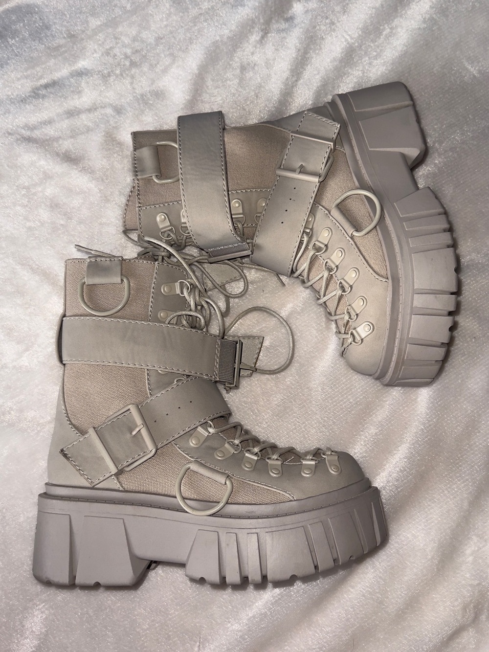 Dolls Kill Club Exx LOW TRAITOR BOOTS - LIGHT GRAY